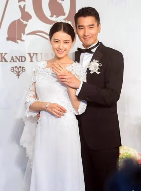 高圓圓趙又廷街頭熱吻，結婚8年還似熱戀，打扮樸素難掩好氣質