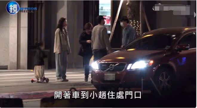 高圓圓趙又廷街頭熱吻，結婚8年還似熱戀，打扮樸素難掩好氣質