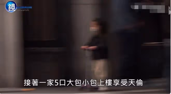 高圓圓趙又廷街頭熱吻，結婚8年還似熱戀，打扮樸素難掩好氣質