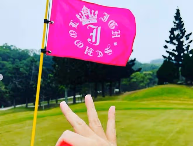 周杰倫44歲生日，昆凌安排草坪派對，獨特情侶衫非常搶眼