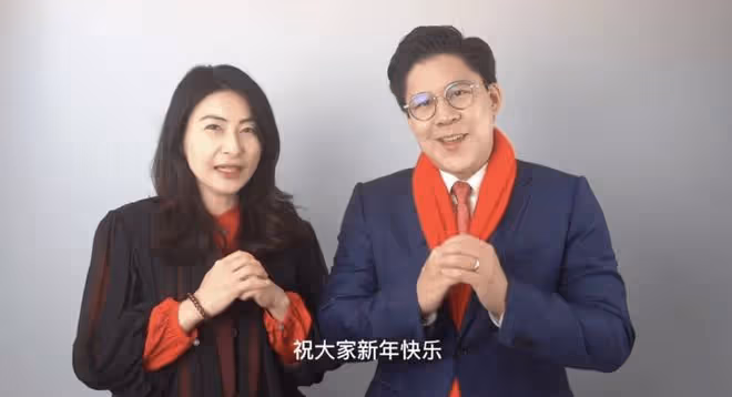 郭晶晶霍啟剛夫妻送新春祝福，一起戴結婚戒指，晶晶再現1元發箍
