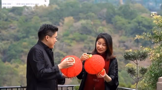 郭晶晶霍啟剛夫妻送新春祝福，一起戴結婚戒指，晶晶再現1元發箍