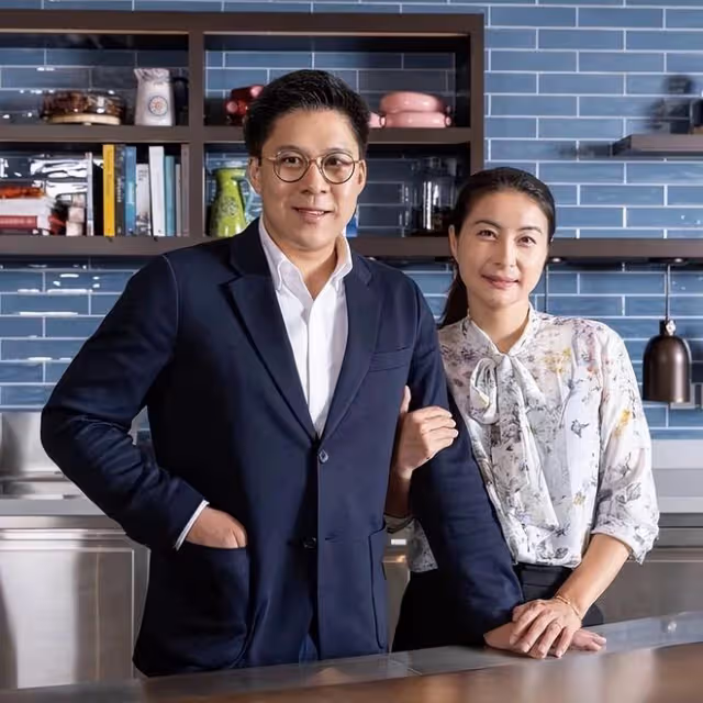 郭晶晶霍啟剛夫妻送新春祝福，一起戴結婚戒指，晶晶再現1元發箍
