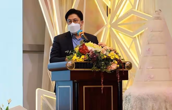 郭晶晶霍啟剛夫妻送新春祝福，一起戴結婚戒指，晶晶再現1元發箍