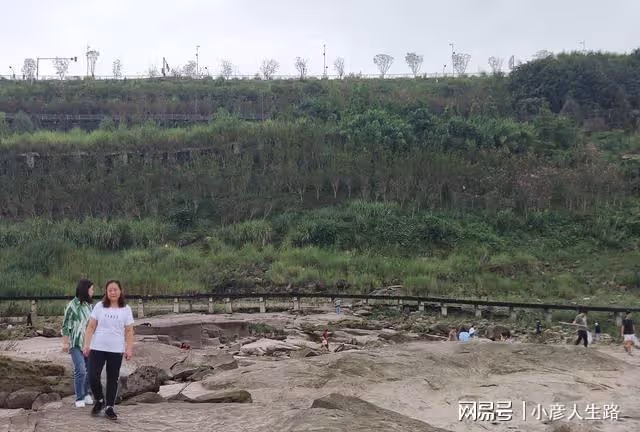 渝北嘉陵江畔亂石灘,怪石嶙峋凸凹不平,遊客扎堆好鬧熱