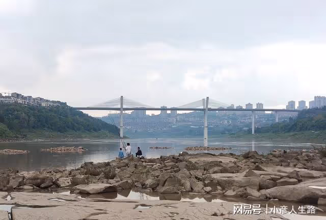 渝北嘉陵江畔亂石灘,怪石嶙峋凸凹不平,遊客扎堆好鬧熱