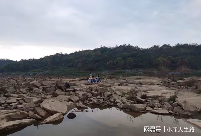 渝北嘉陵江畔亂石灘,怪石嶙峋凸凹不平,遊客扎堆好鬧熱