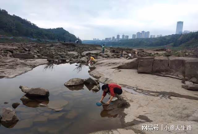 渝北嘉陵江畔亂石灘,怪石嶙峋凸凹不平,遊客扎堆好鬧熱