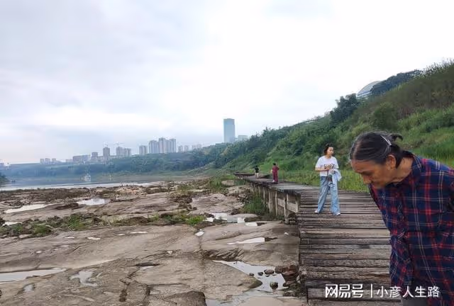 渝北嘉陵江畔亂石灘,怪石嶙峋凸凹不平,遊客扎堆好鬧熱