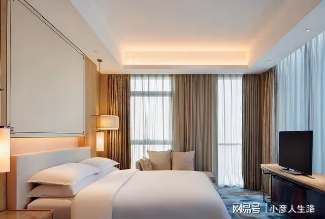 入住酒店的情侶,為什麼最好先拔掉電視機的插頭?保潔阿姨這樣說