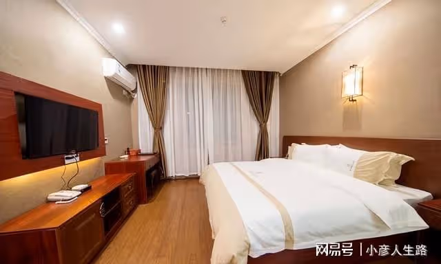 入住酒店的情侶,為什麼最好先拔掉電視機的插頭?保潔阿姨這樣說