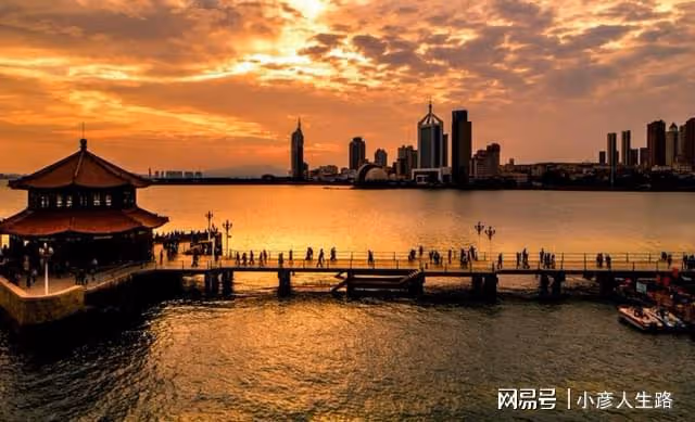 都說青島是鑲嵌在祖國河山上的明珠，那麼它到底是怎樣的一座城市
