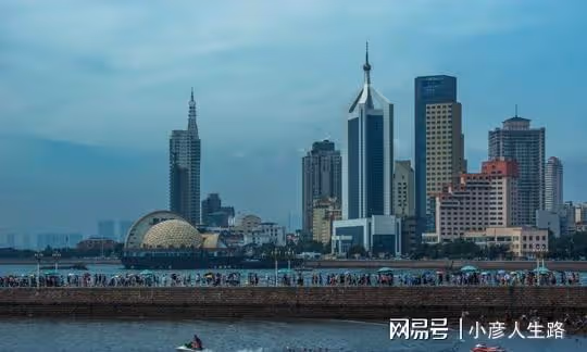 都說青島是鑲嵌在祖國河山上的明珠，那麼它到底是怎樣的一座城市