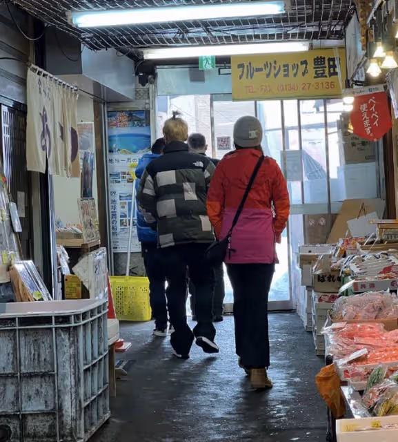 鹿晗關曉彤約會被偶遇，現身日本海鮮市場，關曉彤私服太土被吐槽