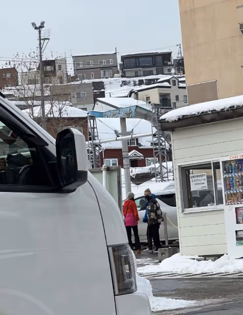 鹿晗關曉彤約會被偶遇，現身日本海鮮市場，關曉彤私服太土被吐槽