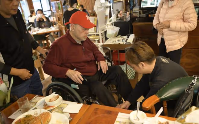 70歲知名歌手2度確診新冠，迅速痊癒胃口好，叫一桌食物大快朵頤