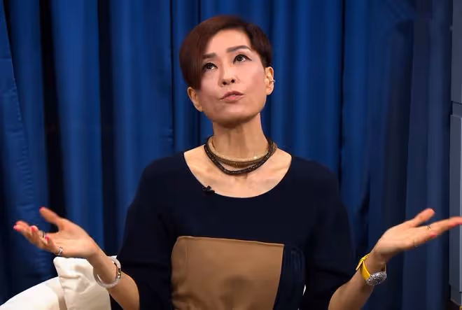 53歲伍詠薇被曝耍大牌！對主持人翻白眼一臉不屑，故意背對著說話