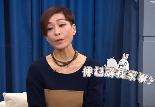 53歲伍詠薇被曝耍大牌！對主持人翻白眼一臉不屑，故意背對著說話
