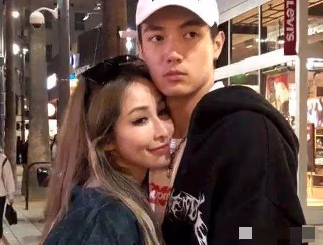 硬剛！昨天台媒剛宣布禁售麻辣花生，今天蕭亞軒就曬偷吃花生照片