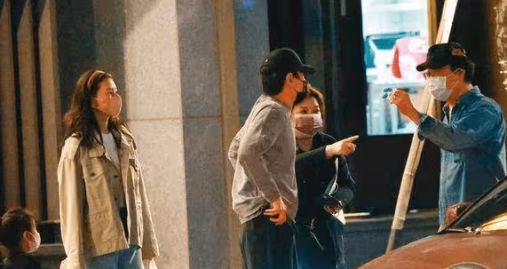 高圓圓「手提2大袋食物」超懂媳婦之道 趙又廷返台一家5口享天倫