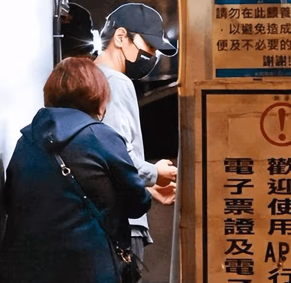 高圓圓「手提2大袋食物」超懂媳婦之道 趙又廷返台一家5口享天倫