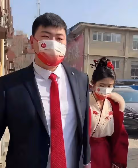 新媳婦陳萌和婆婆包餃子,小偉在一旁打遊戲,這樣的場景似曾相識
