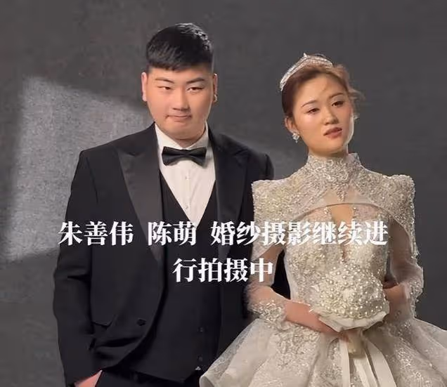 新媳婦陳萌和婆婆包餃子,小偉在一旁打遊戲,這樣的場景似曾相識