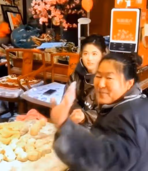新媳婦陳萌和婆婆包餃子,小偉在一旁打遊戲,這樣的場景似曾相識