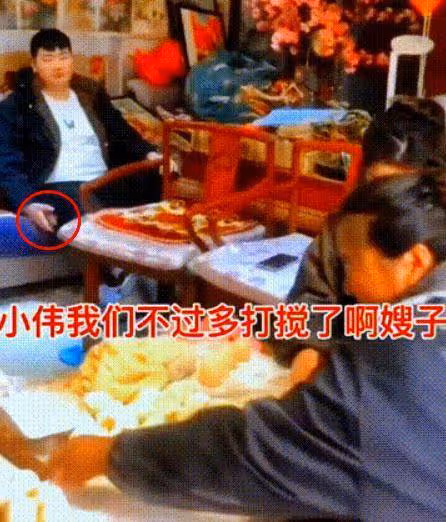 新媳婦陳萌和婆婆包餃子,小偉在一旁打遊戲,這樣的場景似曾相識