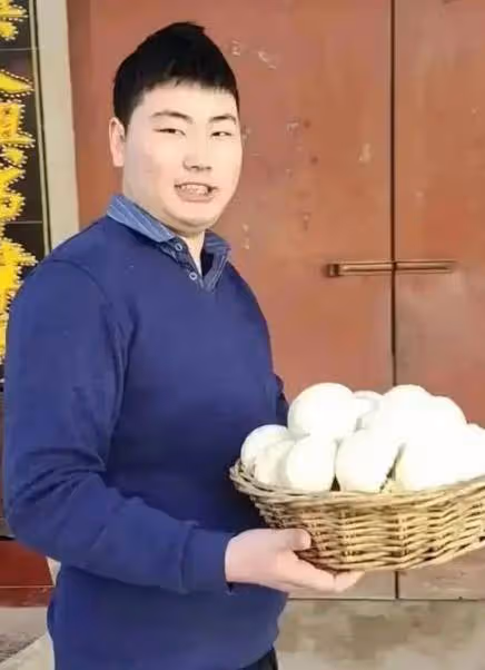 新媳婦陳萌和婆婆包餃子,小偉在一旁打遊戲,這樣的場景似曾相識