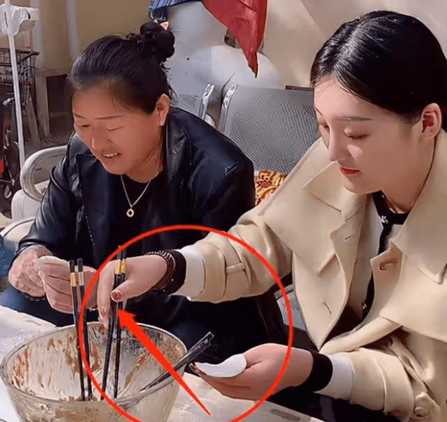 新媳婦陳萌和婆婆包餃子,小偉在一旁打遊戲,這樣的場景似曾相識