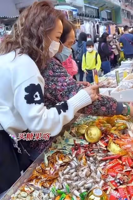 眾港星趕集辦年貨!江華打扮樸素無人認出,鄺文珣不停比價很精明
