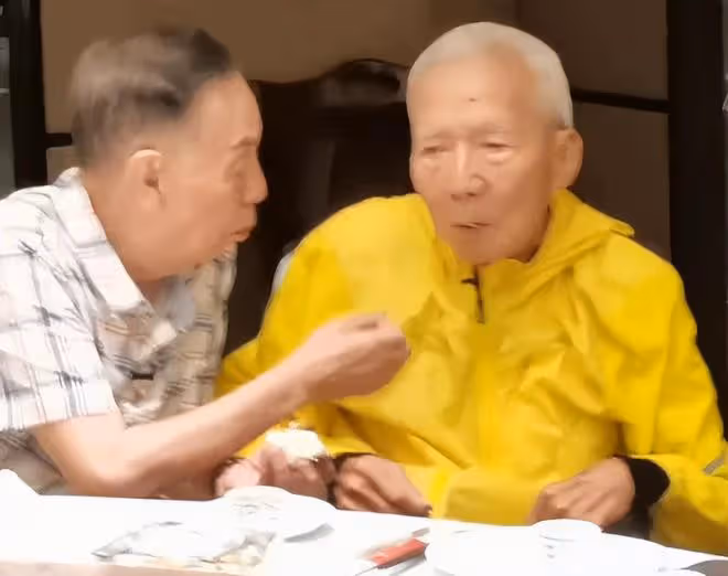 86歲相聲大師擺攤寫琿春免費送路人，3個月痛失5位好友表現堅強