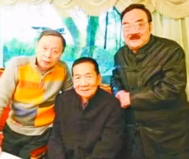 86歲相聲大師擺攤寫琿春免費送路人，3個月痛失5位好友表現堅強