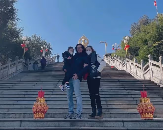49歲港星留內地過年，一家三口上山祈福很溫馨，女兒首曝光太可愛