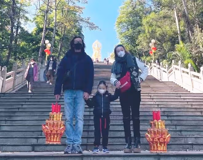 49歲港星留內地過年，一家三口上山祈福很溫馨，女兒首曝光太可愛