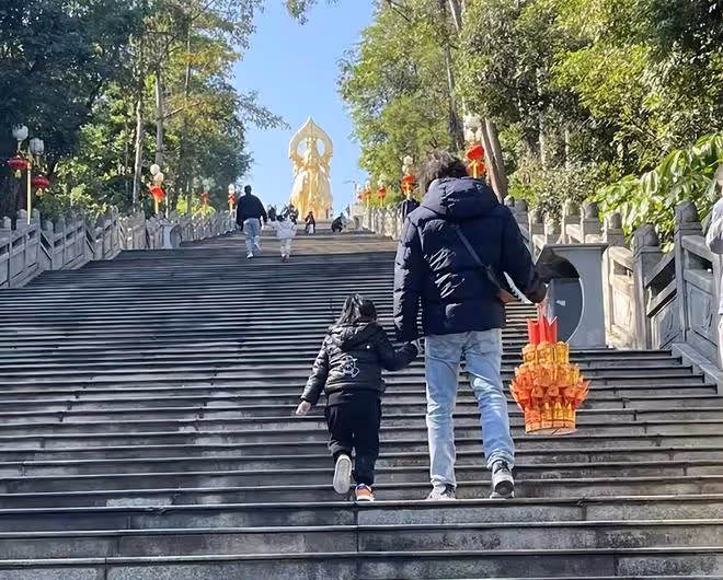 49歲港星留內地過年，一家三口上山祈福很溫馨，女兒首曝光太可愛