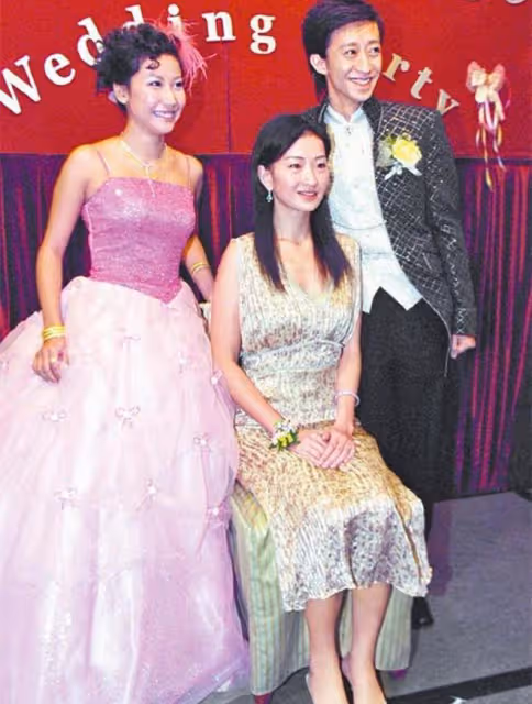 49歲港星留內地過年，一家三口上山祈福很溫馨，女兒首曝光太可愛