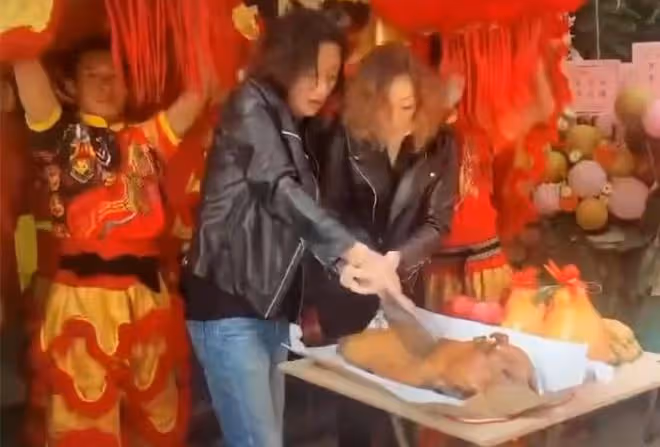 49歲港星留內地過年，一家三口上山祈福很溫馨，女兒首曝光太可愛