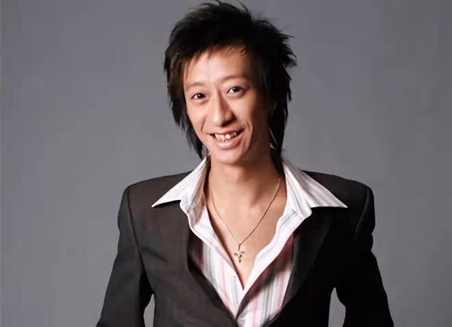 49歲港星留內地過年，一家三口上山祈福很溫馨，女兒首曝光太可愛