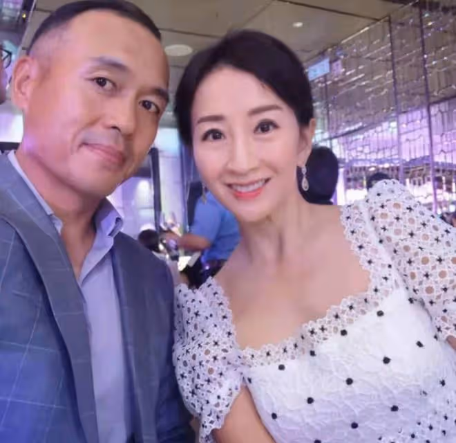 49歲港星留內地過年，一家三口上山祈福很溫馨，女兒首曝光太可愛