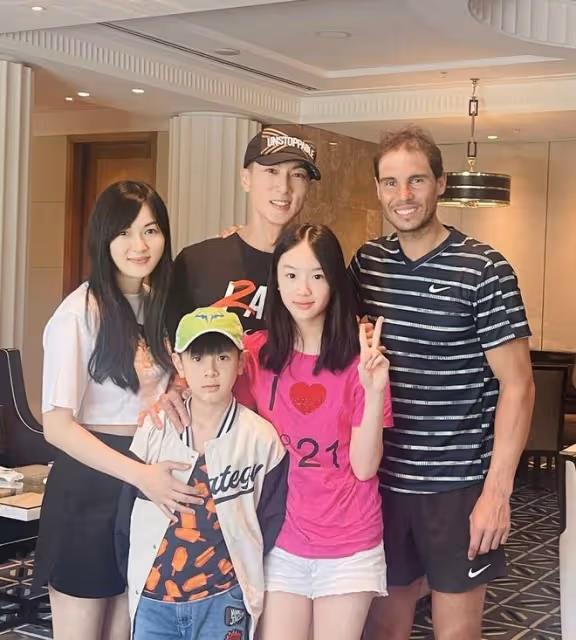 吳尊看澳網追星納達爾，攜家人與偶像合影，43歲妻子顏值氣質出眾