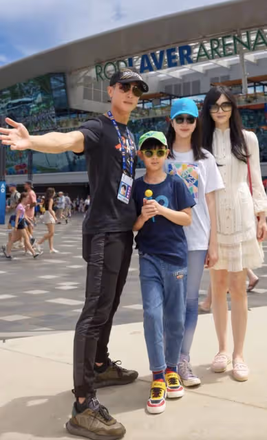 吳尊看澳網追星納達爾，攜家人與偶像合影，43歲妻子顏值氣質出眾