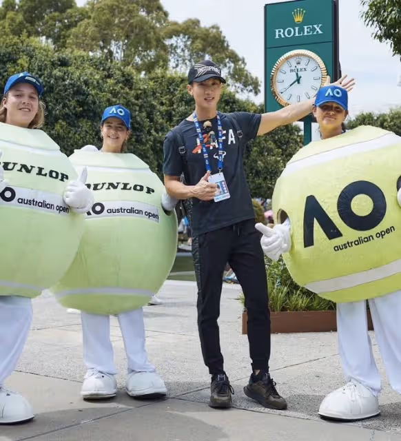 吳尊看澳網追星納達爾，攜家人與偶像合影，43歲妻子顏值氣質出眾