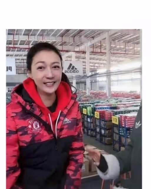 成龍舊愛吳綺莉熱度很高，在工廠倉庫直播首秀，跑前跑後盡職盡責
