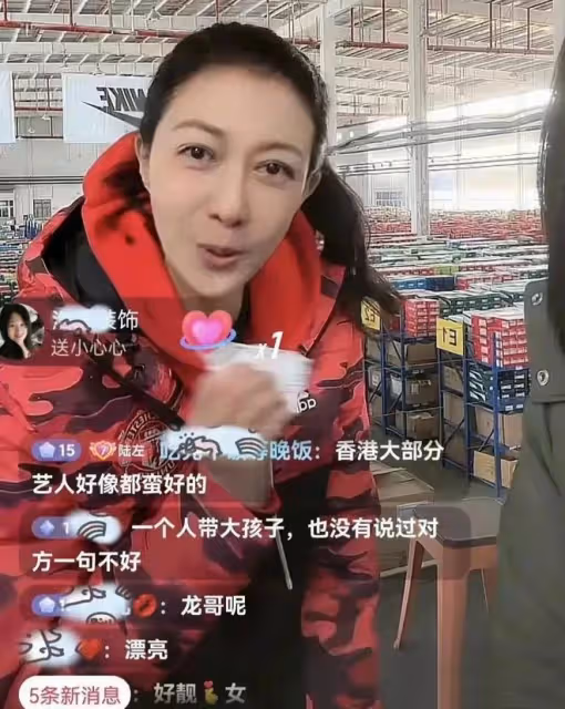 成龍舊愛吳綺莉熱度很高，在工廠倉庫直播首秀，跑前跑後盡職盡責