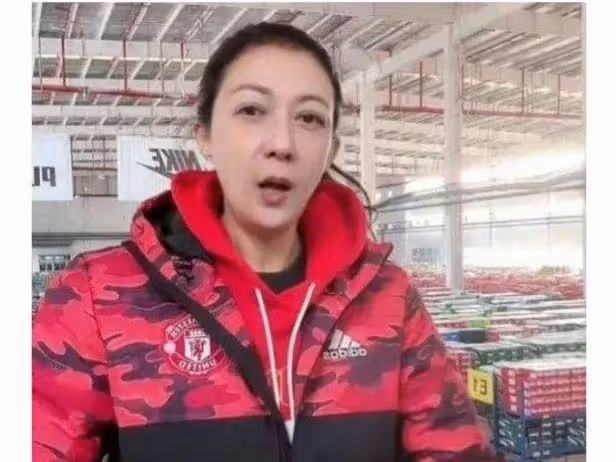 成龍舊愛吳綺莉熱度很高，在工廠倉庫直播首秀，跑前跑後盡職盡責
