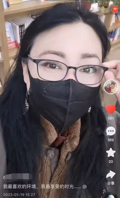 李菁菁離婚後獨自帶女兒過年，打扮樸素外出無人識，兩鬢已有白髮
