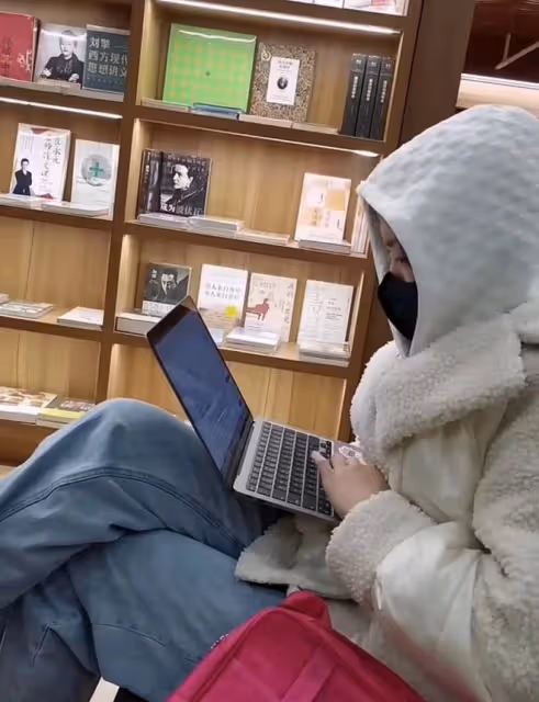 李菁菁離婚後獨自帶女兒過年，打扮樸素外出無人識，兩鬢已有白髮