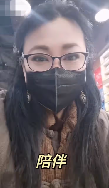 李菁菁離婚後獨自帶女兒過年，打扮樸素外出無人識，兩鬢已有白髮